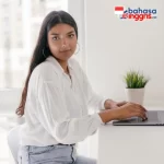 kamus tidak dapat memberikan semua yang Kamu butuhkan untuk menguasai bahasa Inggris secara efektif. Berikut beberapa alasan mengapa kamus bahasa Inggris saja tidak cukup untuk belajar bahasa Inggris secara komprehensif: