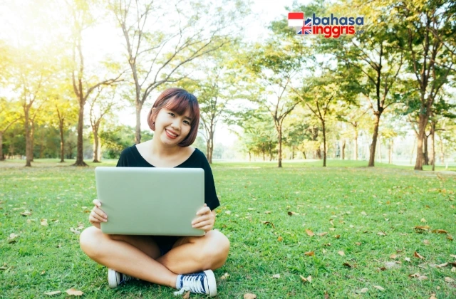 Action verb adalah jenis kata kerja yang mengungkapkan aktivitas atau tindakan yang dilakukan oleh subjek dalam suatu kalimat. Action verb juga disebut kata kerja aksi atau kata kerja transitif, karena dapat diikuti oleh objek dalam kalimat untuk menunjukkan apa yang dikenai tindakan tersebut.